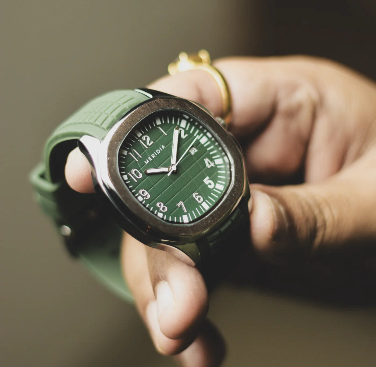 Silver Green Silicone Plated Round Dial Date Analog Watch For Men