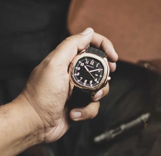 Rose Gold Silicone Black Plated Round Dial Date Analog Watch For Men