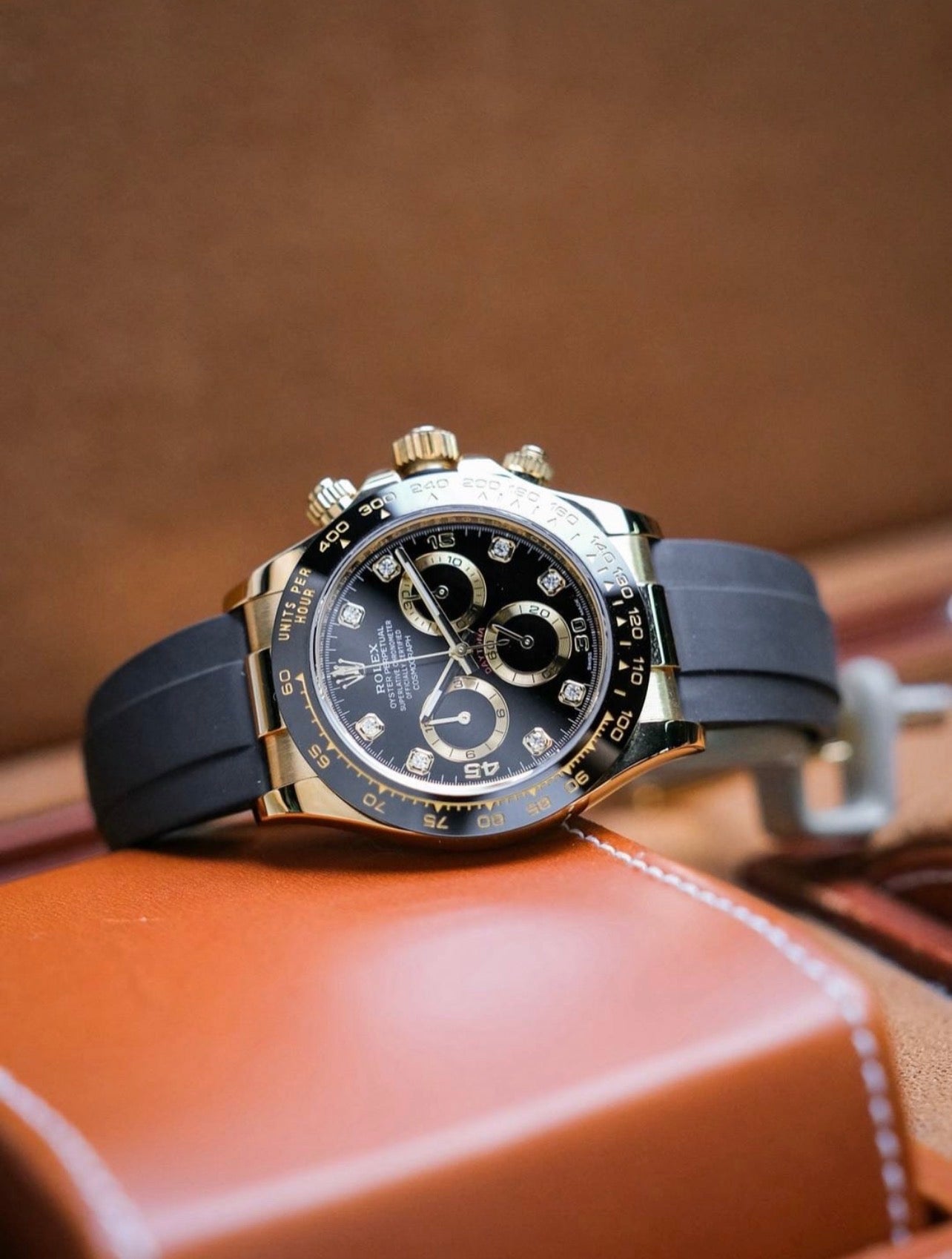 Black Gold Luxurious Daytona Chronograph Watch For Men ( Sg-12 )