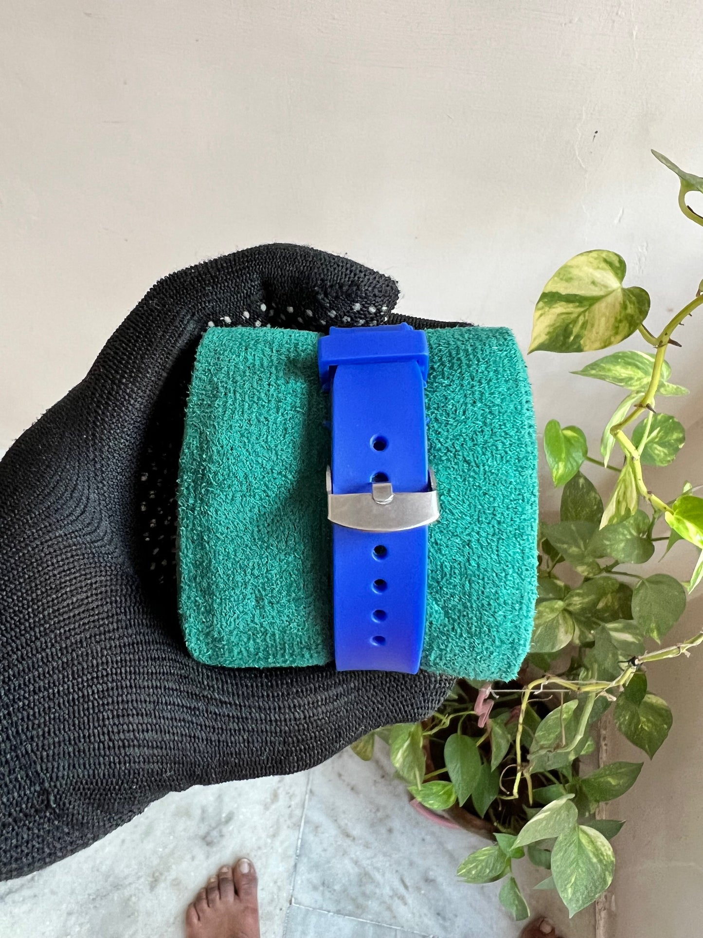 Blue  Silicone Plated Round Dial Date Analog Watch For Men