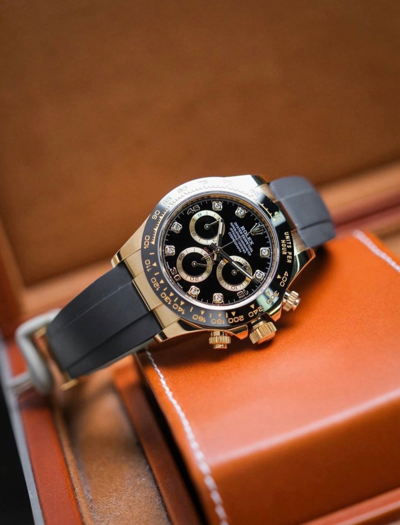 Black Gold Luxurious Daytona Chronograph Watch For Men ( Sg-12 )