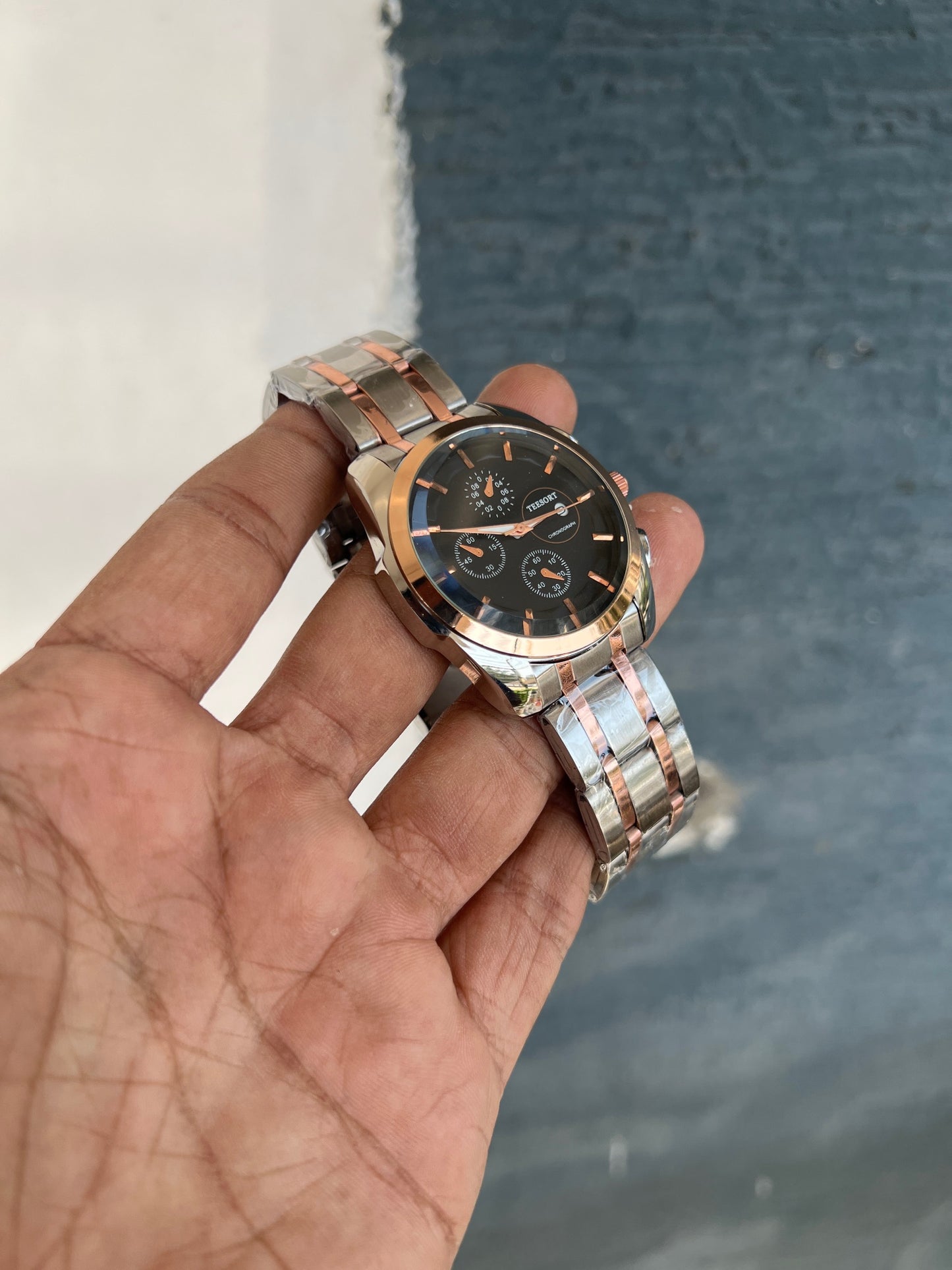 Rose Gold Black Plated Round Dial Date Analog Watch For Men
